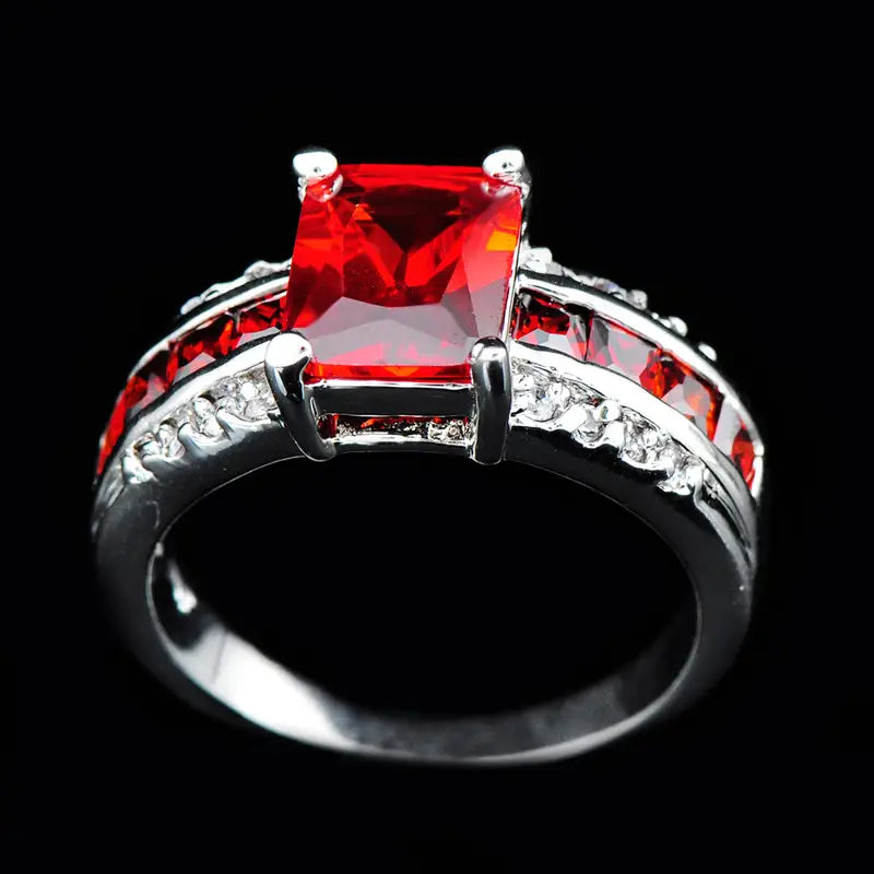 Silberner Ring mit geteiltem Rubin im Split-Shank-Stil, Marke Rose & Oliver, im Bild hervorgehoben mit glänzenden Details und elegantem Finish.