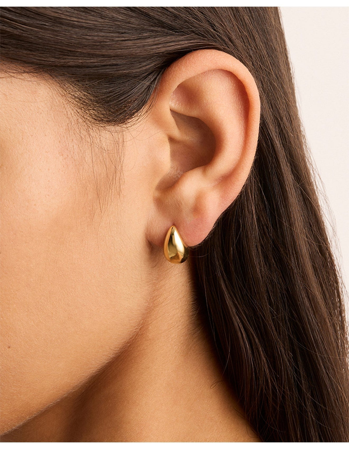 Aretes de oro Mato™ de Rose & Oliver con colgantes en forma de gota, elegantes y brillantes, para looks sofisticados.