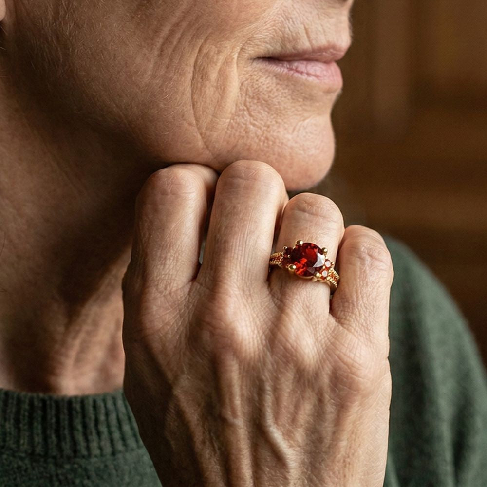 Ring Celia Ardelynn da Rose & Oliver mit zartem Design und eleganten Details in Silber, gezeigt auf neutralem Hintergrund