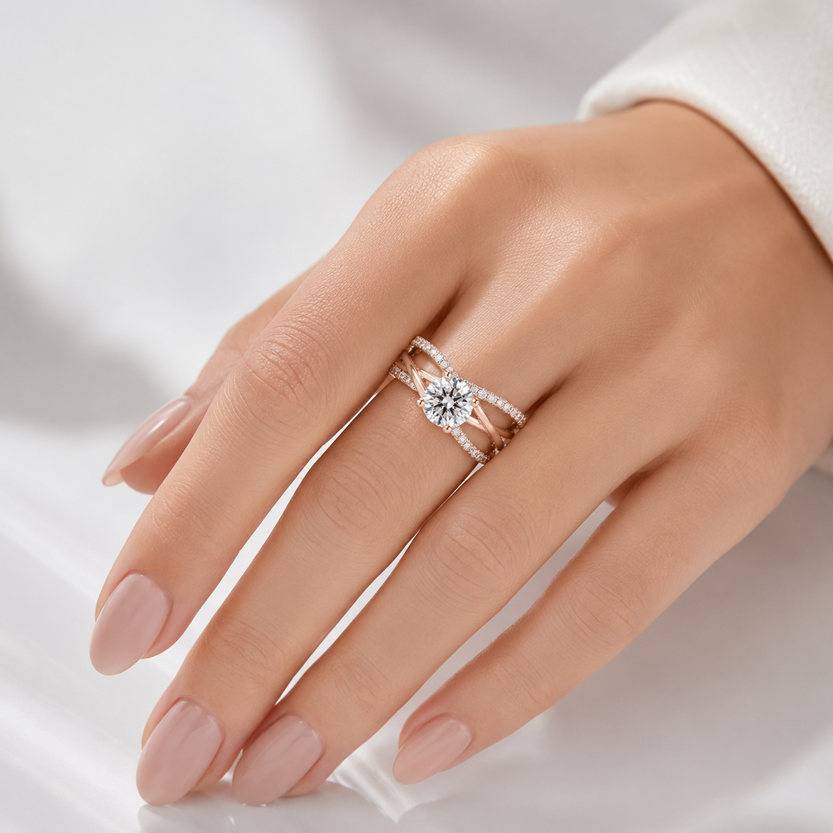 Roségoldener Ring mit Diamanten in Kreuzform, von der Marke Rose & Oliver, im Vordergrund dargestellt.