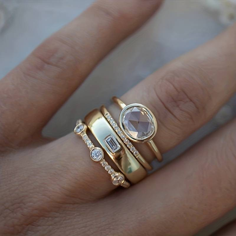 Juego de joyas Lily de Rose & Oliver con anillos vintage dorados y circonitas brillantes.