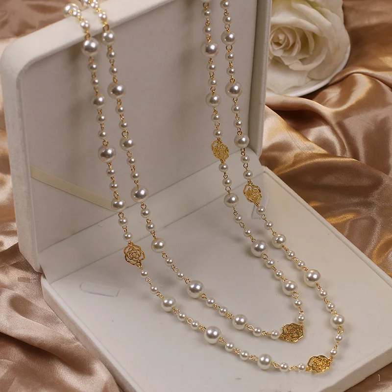 Elegante collar de perlas doradas de Rose & Oliver, con detalles refinados y diseño clásico, en imagen en primer plano.