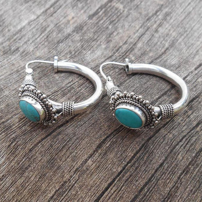 Retro-Ohrstecker in Türkis der Marke Rose & Oliver, elegantes und farbenfrohes Design, Details sind auf dem Bild sichtbar.