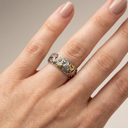 Vintage-Ring aus Silber mit Libelle und Sonnenblume, handgefertigt, feines Detail und Handwerkskunst der Marke Rose & Oliver.