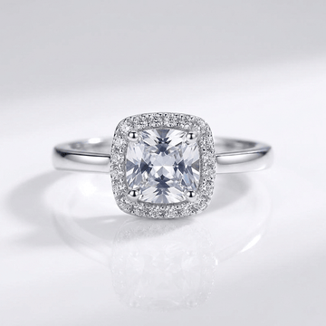 Anel de prata com halo de zircônia, estilo ring Rose & Oliver, com detalhes brilhantes e acabamento elegante.