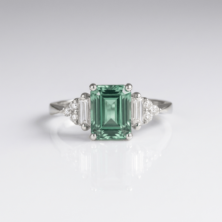 Anel Silver Diamond Trio da Rose & Oliver com três diamantes brilhantes em prata, detalhado e elegante.