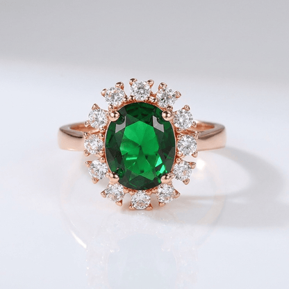 Verstellbarer Ring Rose Gold mit Diamanten und Smaragden, elegantes Halo-Design von der Marke Rose & Oliver.