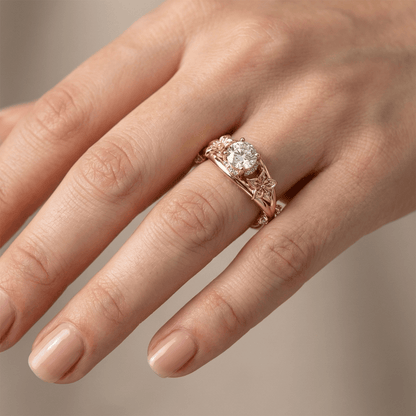 Ring Rose & Oliver mit goldener Zirkonia in Blumenform, elegante Details und glänzendes Finish.