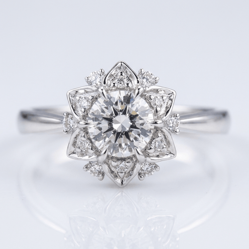 Ring aus Silber mit Zirkonia in Lotusform, von der Marke Rose & Oliver, dargestellt in einem klaren und eleganten Bild.
