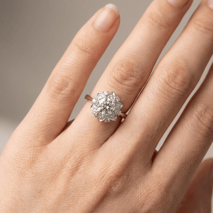 Ring in Rosaton und Gold mit silbernem Zirkonia in Lotusblütenform, glänzende Details und elegantes Finish