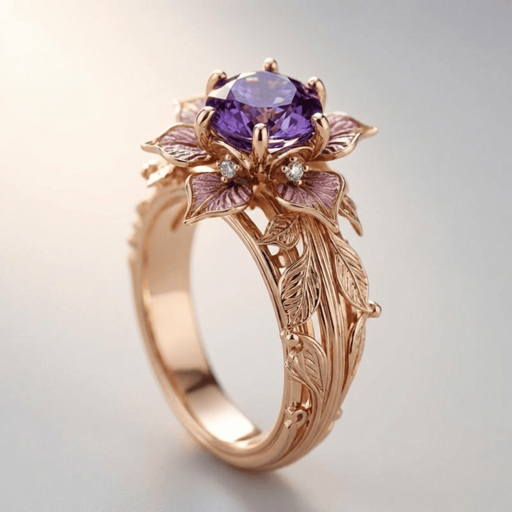 Anel dourado roxo com detalhes florais da Rose & Oliver, com acabamento brilhante e design elegante.