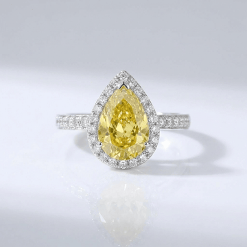 Gelber Diamant-Ring in Perenschliff mit Halo von Rose & Oliver, Detail eines Schmuckrings mit zentralem Stein in Perenform