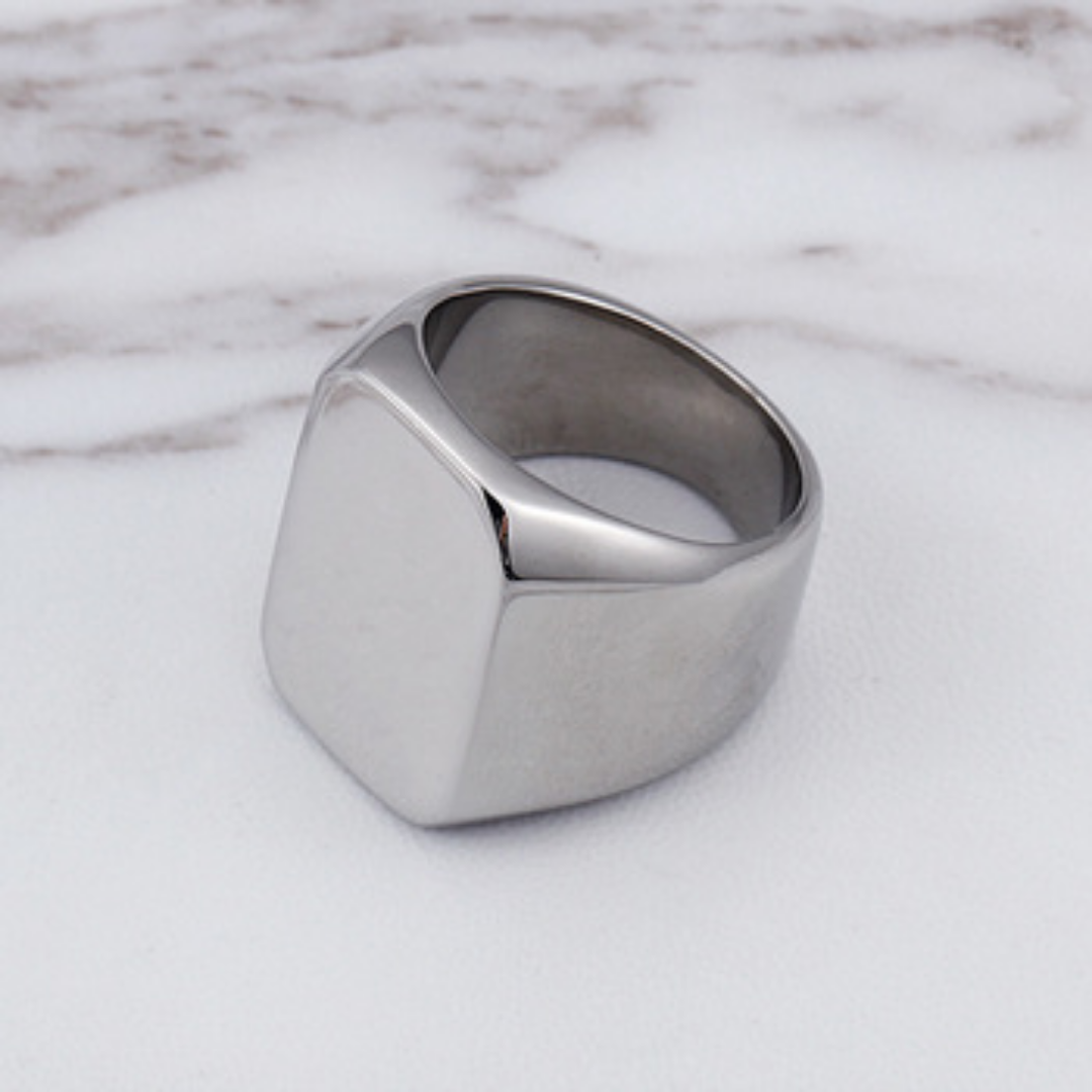 Anillo Bold Heritage de Rose & Oliver en plata con diseño robusto y detalles texturizados, sobre fondo blanco.