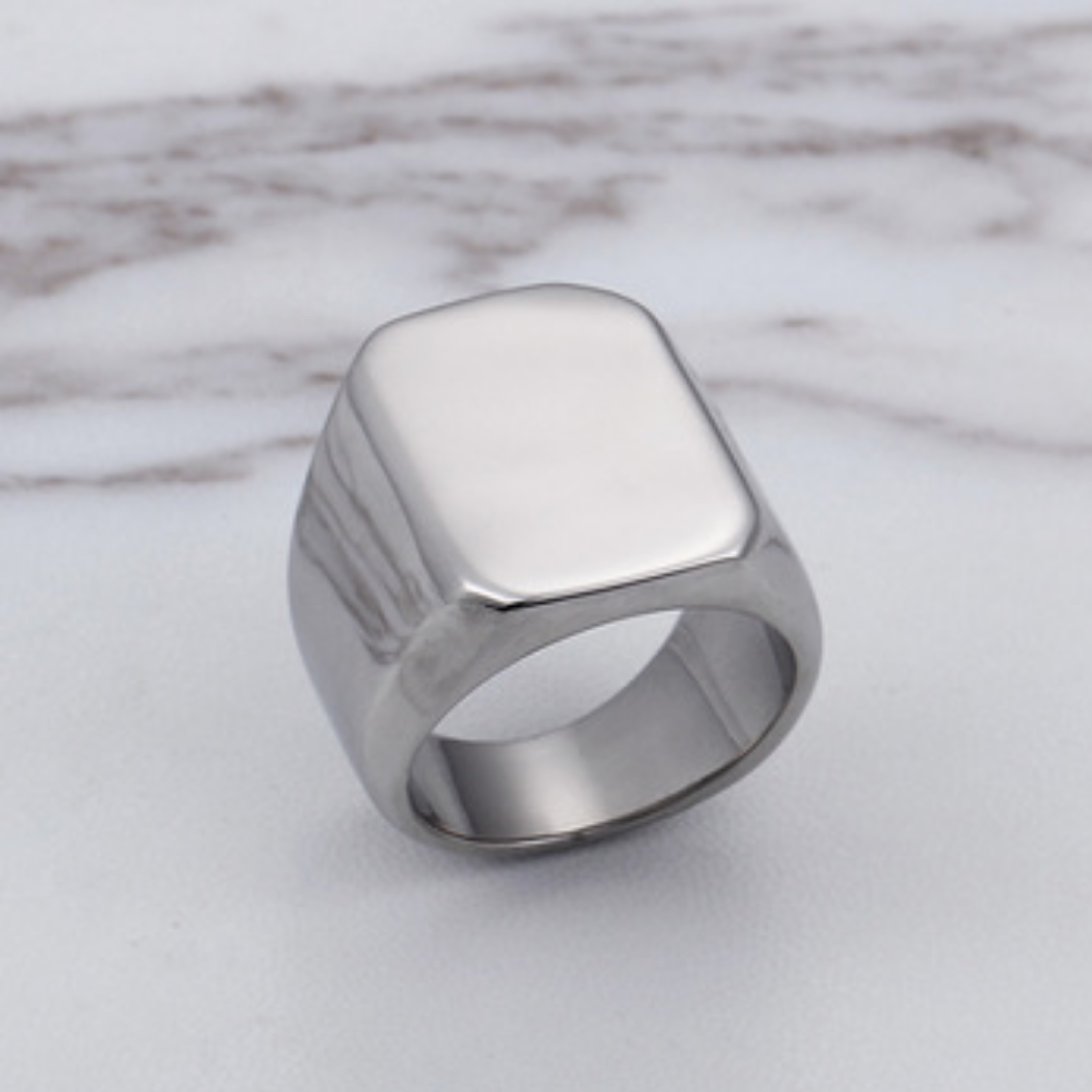 Anillo Bold Heritage de Rose & Oliver, anillo de metal con diseño robusto y detalles elegantes para uso diario.