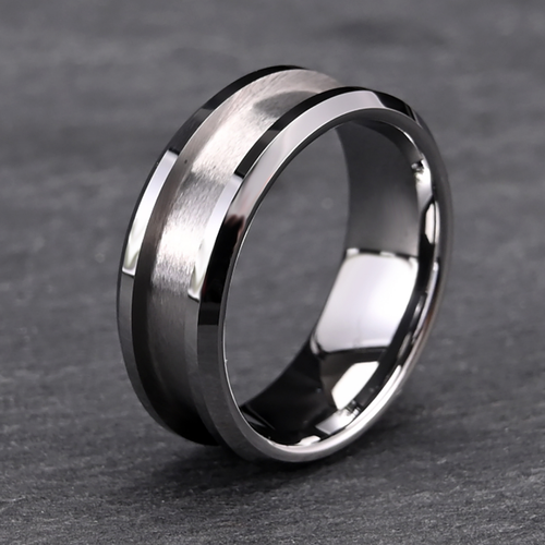 Titanstahlring von Rose & Oliver, mit modernem Design und polierter Verarbeitung, ideal für den täglichen Gebrauch und eleganten Stil.
