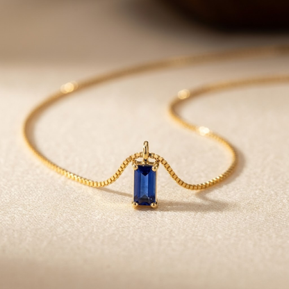 Colar minimalista com safira dourada da Rose & Oliver, com delicado pingente de safira e corrente fina em ouro 18k.