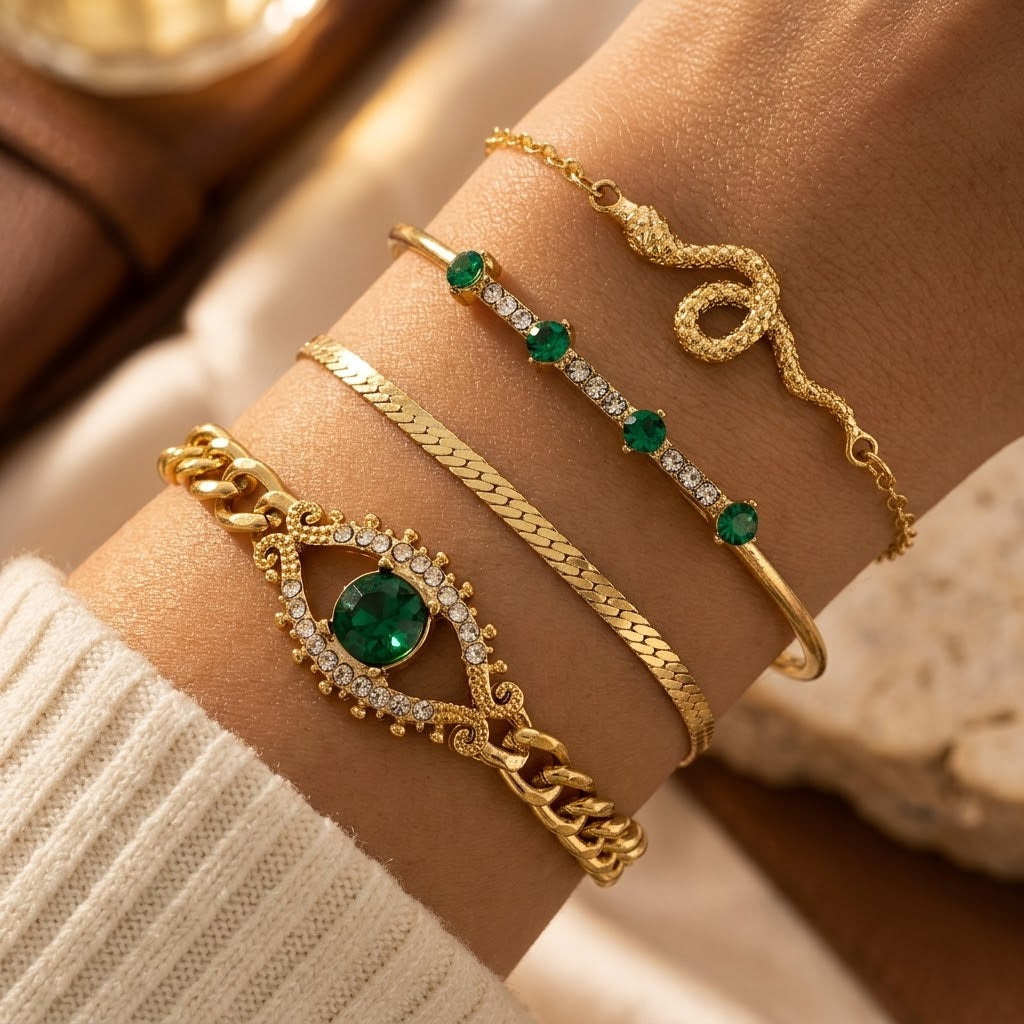 Conjunto de pulseiras de ouro com pingentes de esmeralda da marca Rose & Oliver, exibindo detalhes elegantes e acabamento refinado.