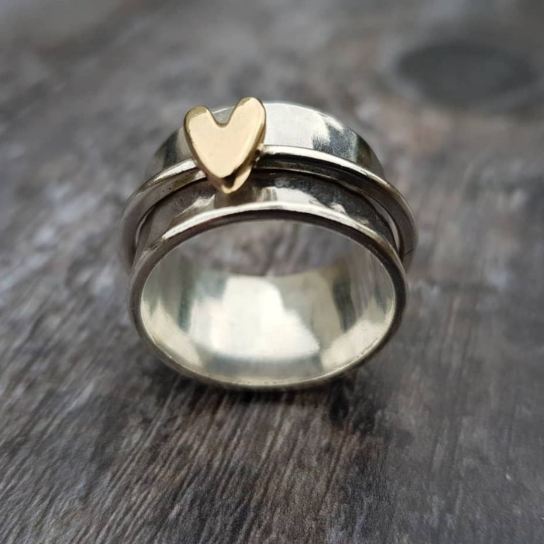 Silberring mit goldenem Herzen von der Marke Rose & Oliver, zartes und elegantes Design, perfekt für Damenaccessoires.