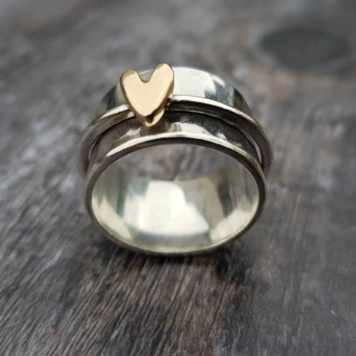 Silberring mit goldenem Herzen von der Marke Rose & Oliver, zartes und elegantes Design, perfekt für Damenaccessoires.