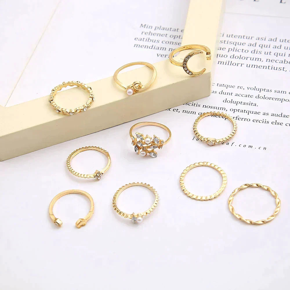 Conjunto de 10 anéis boho em prata e ouro, estilo vintage para mulheres, com detalhes de lua e design elegante.