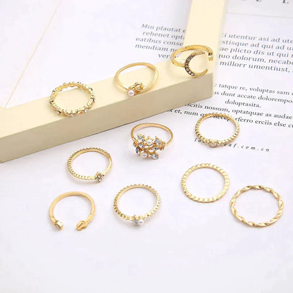 Conjunto de 10 anéis boho em prata e ouro, estilo vintage para mulheres, com detalhes de lua e design elegante.