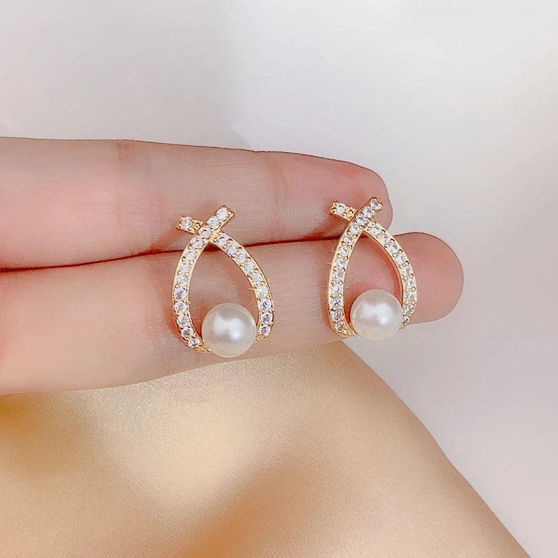 Perlenohrringe mit Glitzer von Rose & Oliver, elegante Ohrringe mit glänzenden Kristalldetails.