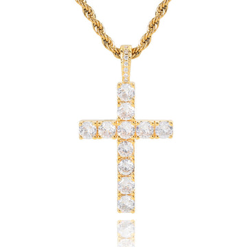 Colar Faith™ com cruz de moissanita dourada da Rose & Oliver, detalhes delicados na corrente e cruz brilhante.