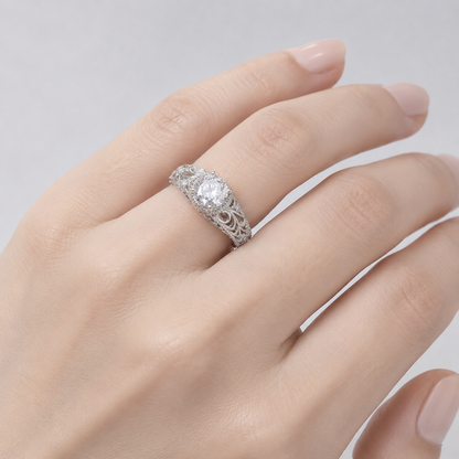 Anillo vintage Rose & Oliver con circonita en formato cojín de plata, detalles elegantes y acabado brillante.