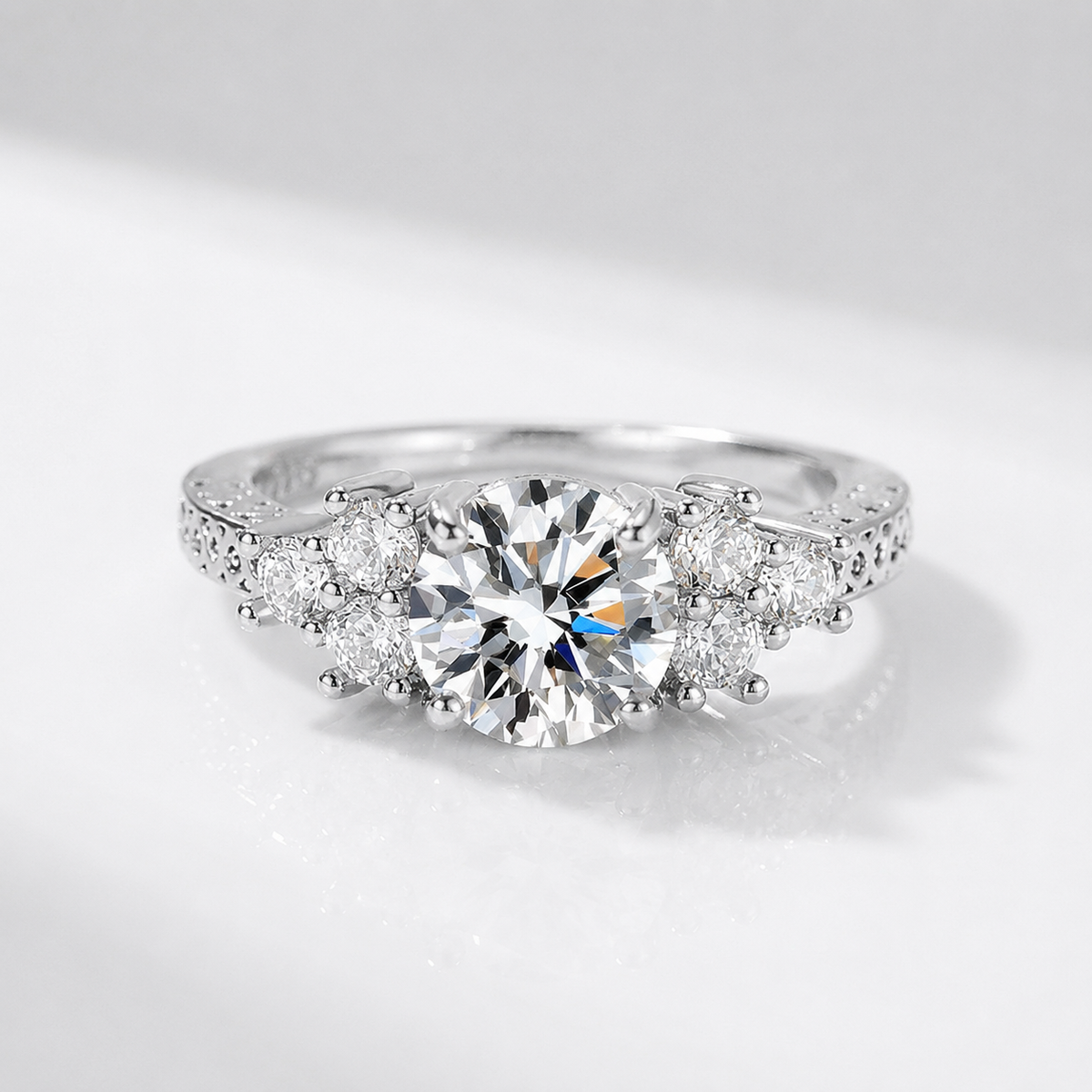 Vintage-Ring rund aus silberfarbenem Zirkonia von Rose & Oliver, mit klassischem Design und eleganten Details.