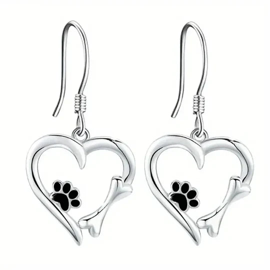 Brincos Yaritza™ de plata con colgantes de pata y corazón, elegantes brincos de Rose & Oliver con detalles delicados.