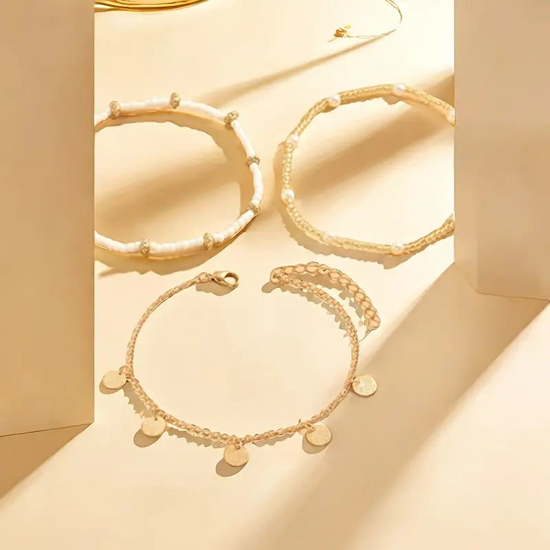 Conjunto de 3 tornozeleiras douradas Rose & Oliver Coastal Charm, estilo camadas, com detalhes delicados em ouro.