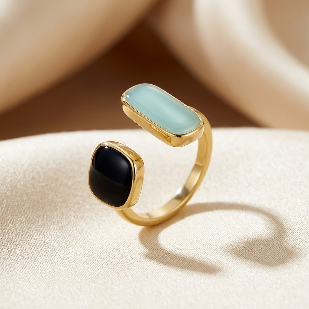 Anel aberto ouro com duas pedras, marca Rose & Oliver, destaque para design elegante e acabamento brilhante.