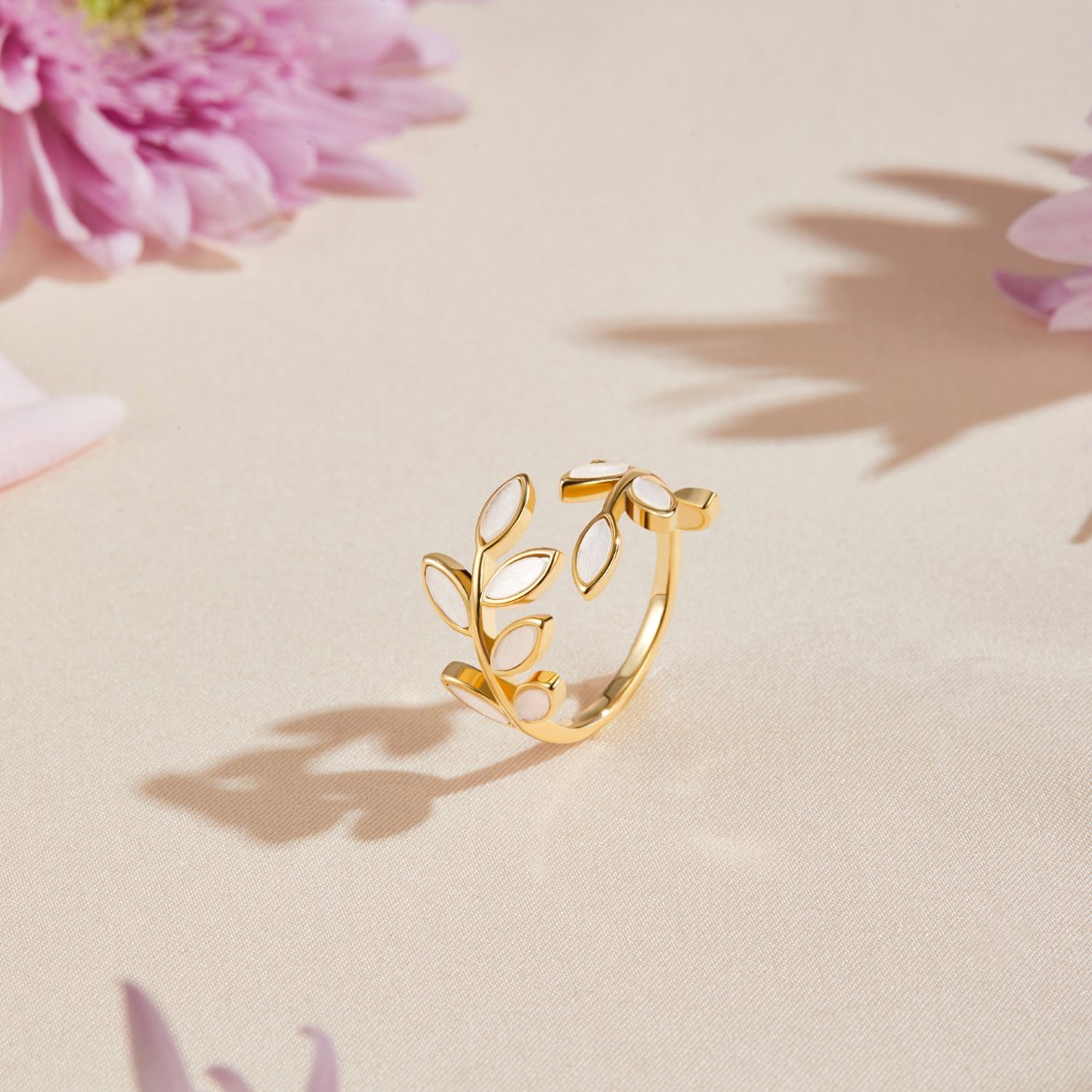 Anel com motivo de folha de ouro da marca Rose & Oliver, detalhe em acabamento dourado e design delicado de folha.