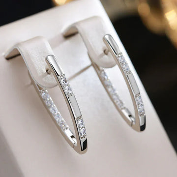 Aretes de circonita Rose & Oliver con detalles elegantes, brillantes y delicados, resaltando su belleza y acabado refinado.