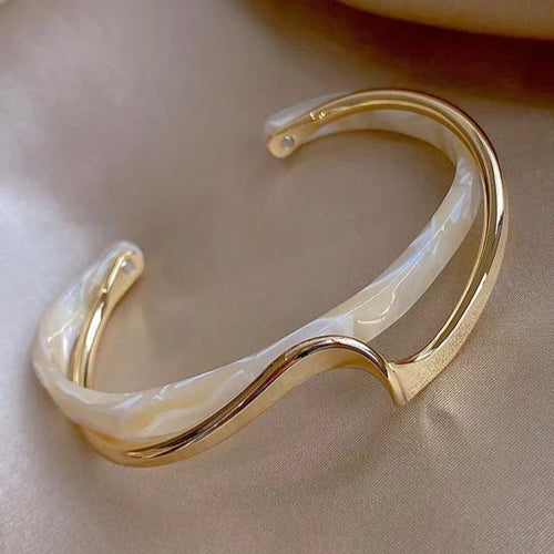 Golden Opal Glow Armband von Rose & Oliver mit Golddetails, sanftem Glanz und elegantem Finish.