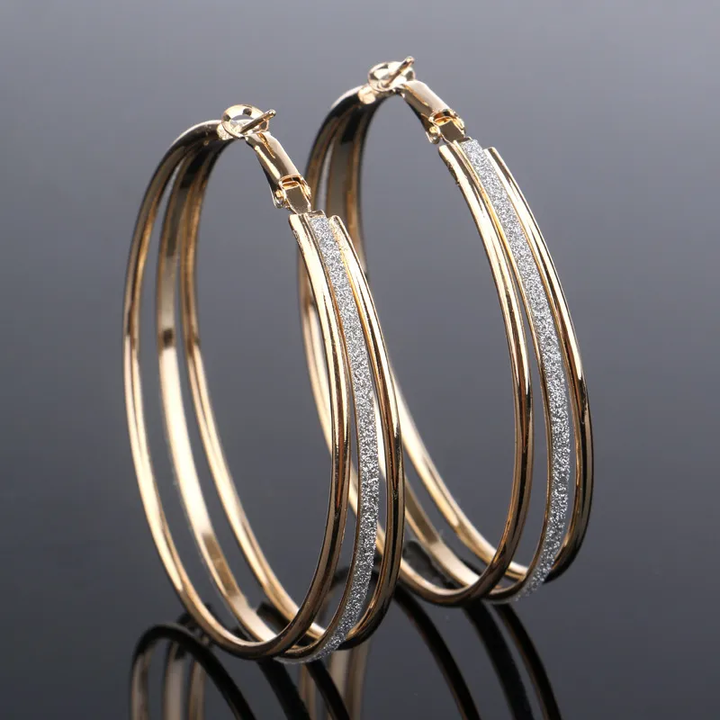 Aretes Aurielle™ vintage dorados chapados en oro con detalles brillantes, de la marca Rose & Oliver, para un look elegante y sofisticado.