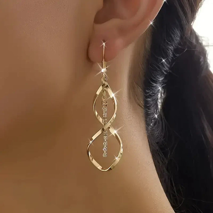 Aretes espirales dorados Sunbeam Rose & Oliver hechos de oro, detalles elegantes y acabado pulido.
