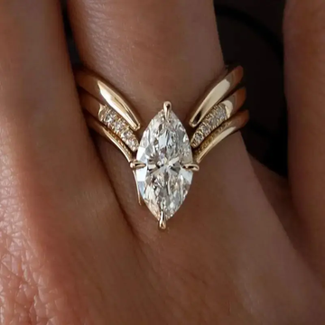 Anel Drop Crown dourado da Rose & Oliver, com design elegante e detalhes em destaque, sobre fundo neutro.
