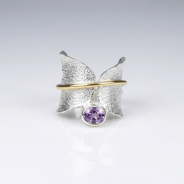 Anel Butterfly Amethyst em prata e ouro da Rose & Oliver, com detalhe de borboleta e pedra ametista brilhante.