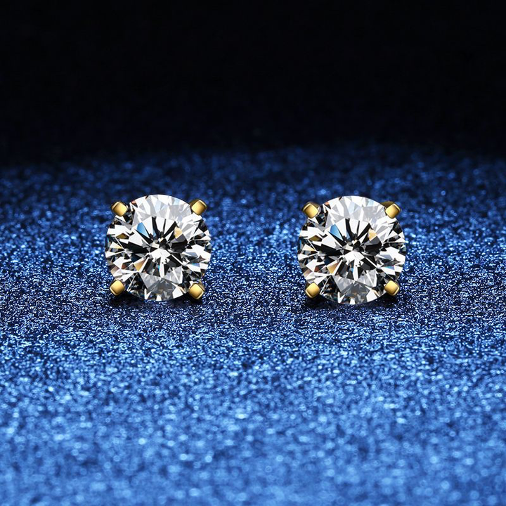 Aretes femeninos dorados Tera™ de Rose & Oliver, detalles elegantes, estilo moderno, sobre fondo neutro