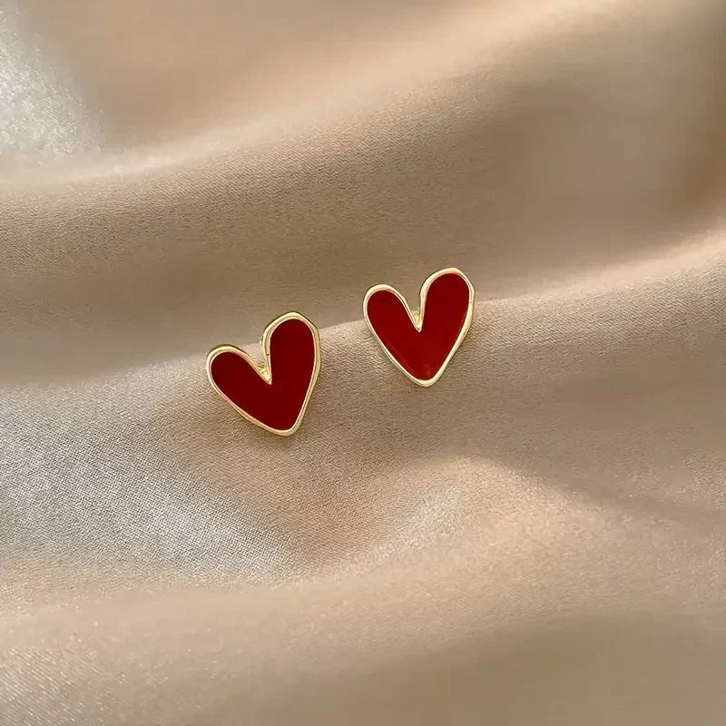 Goldene Ohrringe Heart Red Antique mit Golddetails der Marke Rose & Oliver, klassischer und eleganter Stil.