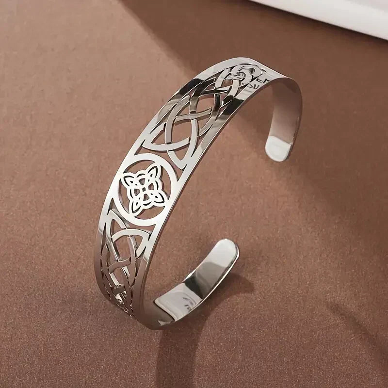 Offenes Armband aus durchbrochenem Silber von Rose & Oliver mit Weißgold-Finish, zarten und eleganten Details.