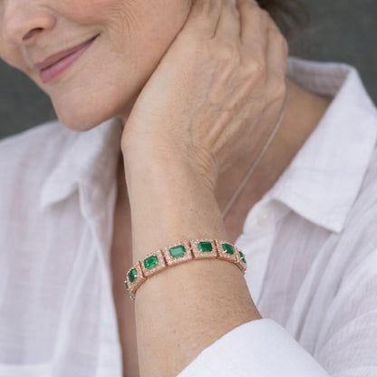 Goldarmband mit grünem Smaragd-Detail im Statement-Stil, von der Marke Rose & Oliver.