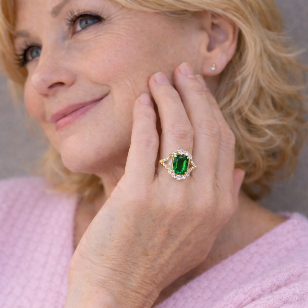 Anillo Elisova Grenthal de Rose & Oliver con diseño elegante y detalles sofisticados, en primer plano en la imagen.