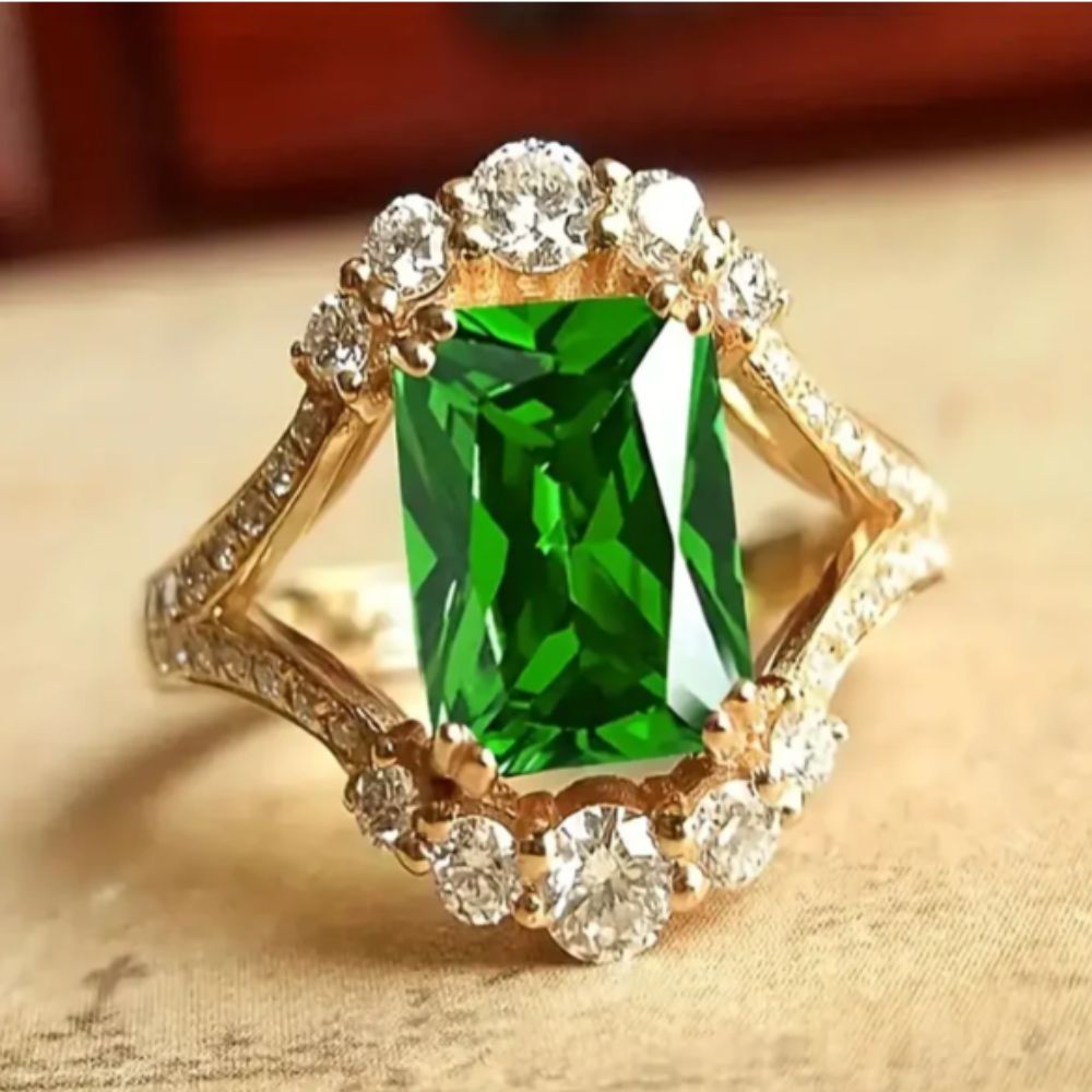 Anillo Elisova Grenthal de Rose & Oliver de plata, con diseño elegante y detalles refinados, presentado en fondo neutro.