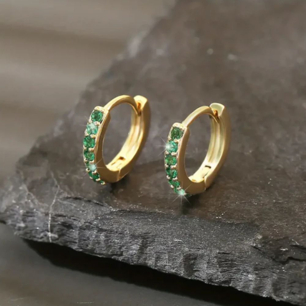 Goldene Ohrringe mit Küsteninspiration von Rose & Oliver, mit elegantem Anhängedesign und handwerklichen Details.